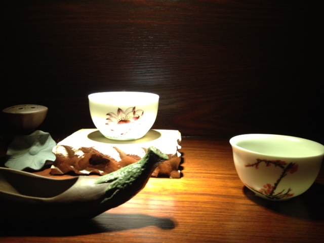 highlighted_teacups_and_dish